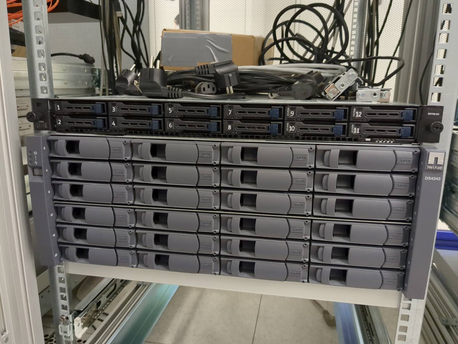 One head server and a 24 bay disk shelf